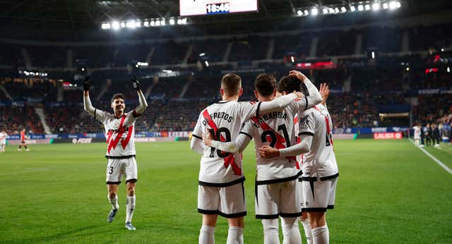El Rayo corta la fiesta en El Sadar y sigue con el sueño europeo