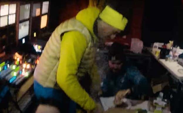 El equipo encerrado en la carpa de Alaska Freeride World Tour