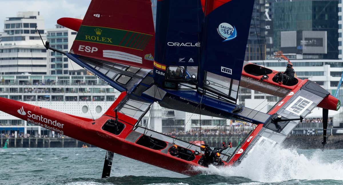 Espectacular vuelo del equipo español en Auckland. /SAILGP