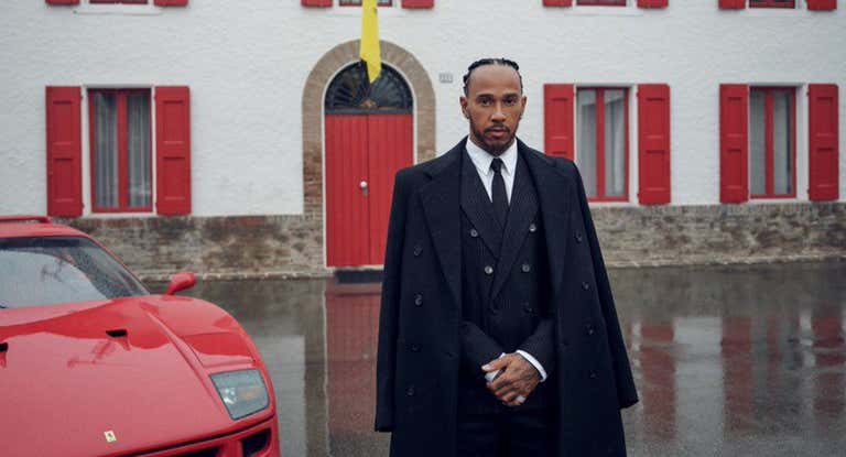 Lewis Hamilton posa en su primer día en Ferrari.