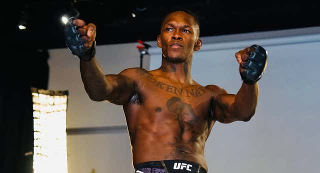 Israel Adesanya ‘retrocede’ a 2019 para salvar su status en Arabia Saudí