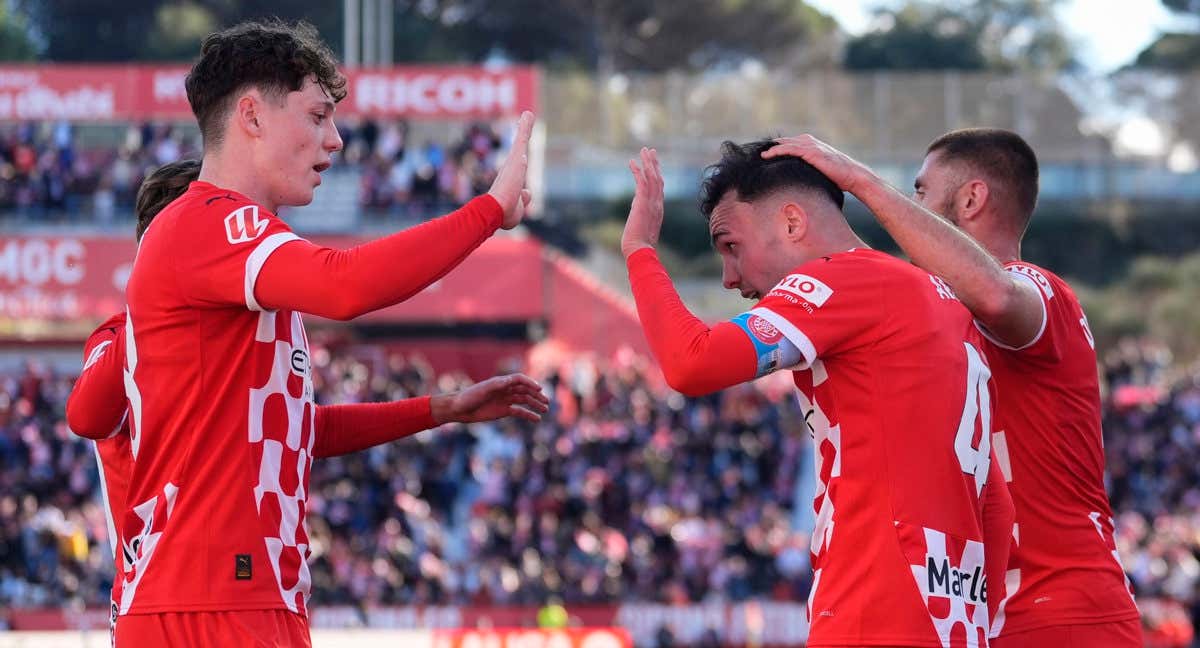 Arnau Martínez celebra un gol del Girona junto a Ladislav Krejci./EFE