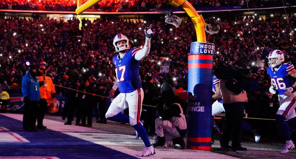 Josh Allen sale al campo en el partido de playoffs ante los Ravens./Reuters