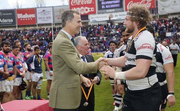 El Rey entrega las medallas en la final de Copa del Rey de 2016 en Zorrilla.  Francisco Gómez CASA REAL