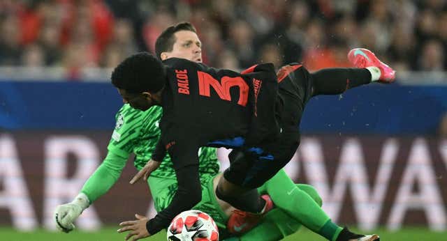 Error en el segundo gol y penalti a Akturkoglu: la media hora que señala a Szczesny
