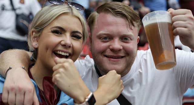 Inglaterra recupera sus tradiciones centenarias y vuelve a mezclar fútbol y cerveza: «Nadie viene aquí a emborracharse»