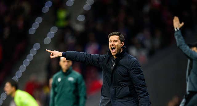 Fuera del área técnica, hiperactivo y sin mediar palabra con Simeone: así fue el regreso de Xabi a Madrid