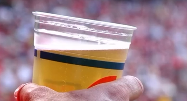 Inglaterra se plantea recuperar sus tradiciones centenarias y volver a mezclar fútbol y cerveza.