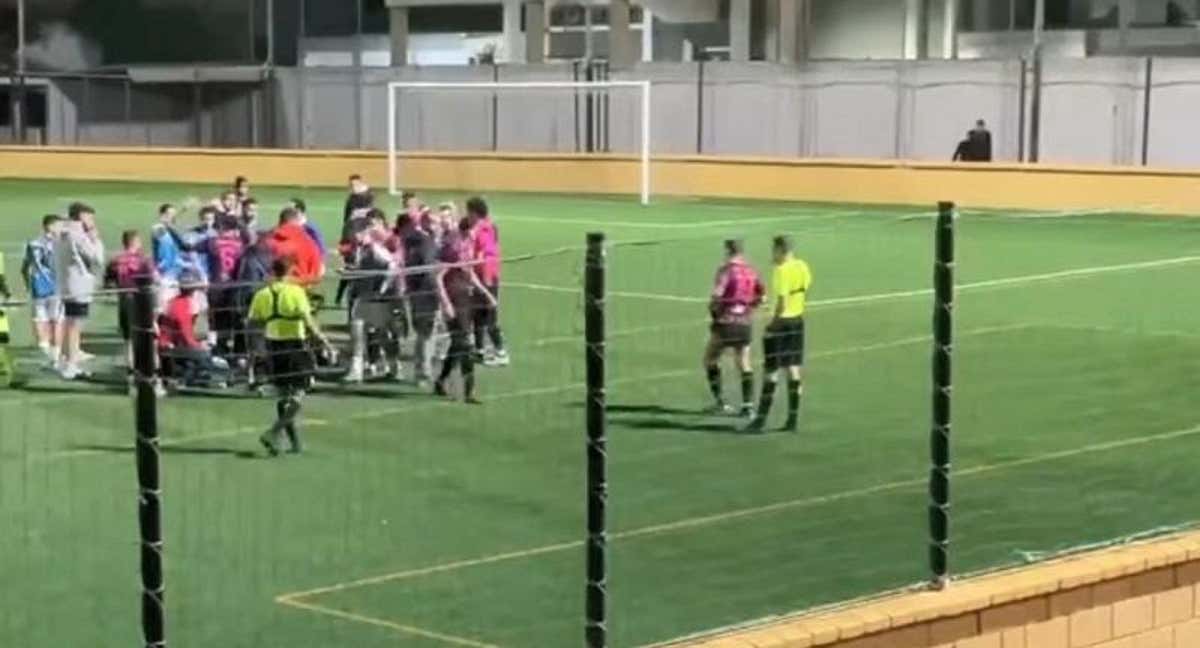 Pelea entre los jugadores en Ceuta. /X: @elpueblodeceuta