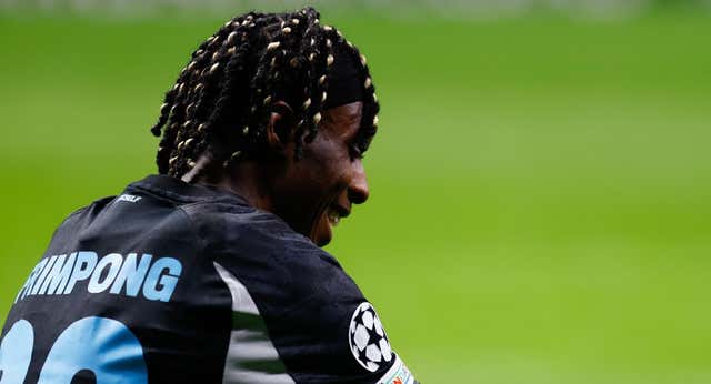 Frimpong se disculpa con el Atlético de Madrid y el club rojiblanco lo acepta: «No lo sabía y en el momento del gol me dejé llevar…»