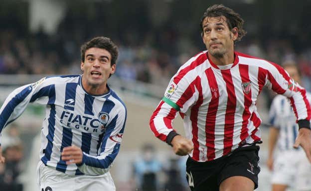 Javi Garrido pugna con Isma Urzaiz en un derbi.  DV
