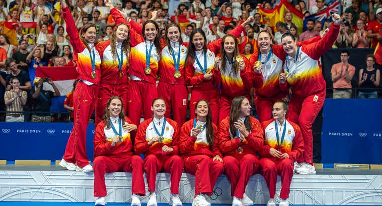 La Selección femenina de waterpolo, con el oro al cuello tras ganar en París.