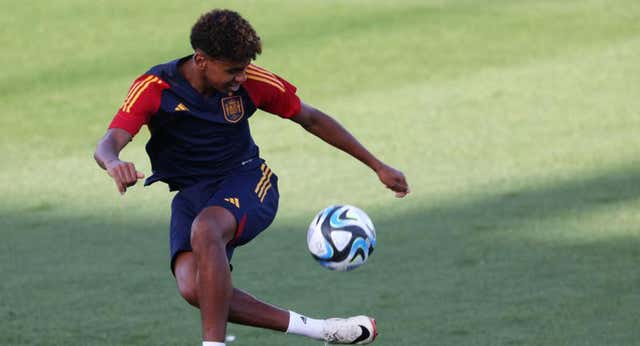 José Gayà se rinde a Lamine Yamal: “Vino con 16 años a la Selección y pensé que iba a marcar una época”