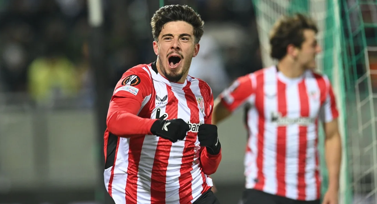 Nico Serrano celebra un tanto en la Europa League.