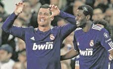 La sorpresa que se llevó Adebayor en su primer día en el Real Madrid: “Llegué dos horas antes y ya estaba Cristiano, 'oh, venga, este tipo... ¿para hacer qué?'”