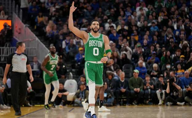 Jayson Tatum celebra un triple. AFP