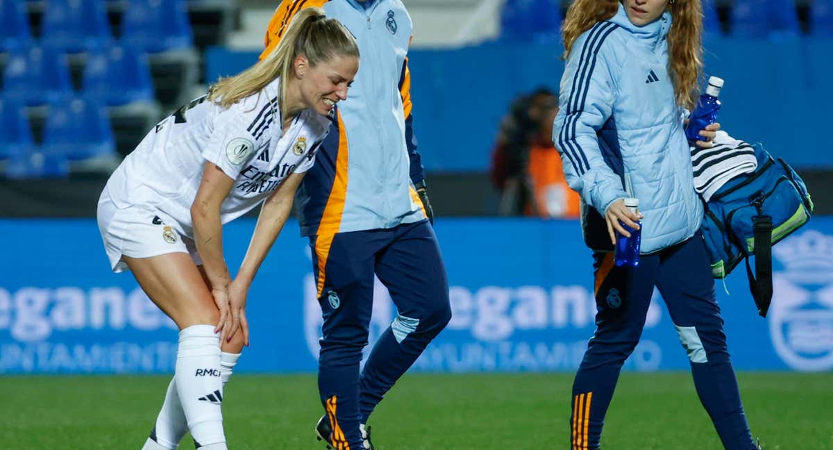 Melanie Leupolz abandonando el campo con dolor en la rodilla. /EFE