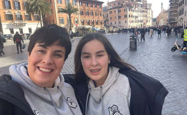 Maider Gorostidi y su hija Eneritz, por las calles de Roma.  Relevo