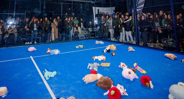 Una lluvia de peluches abarrota una pista de pádel en el torneo más canalla de España