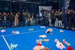 Una lluvia de peluches abarrota una pista de pádel en el torneo más canalla de España