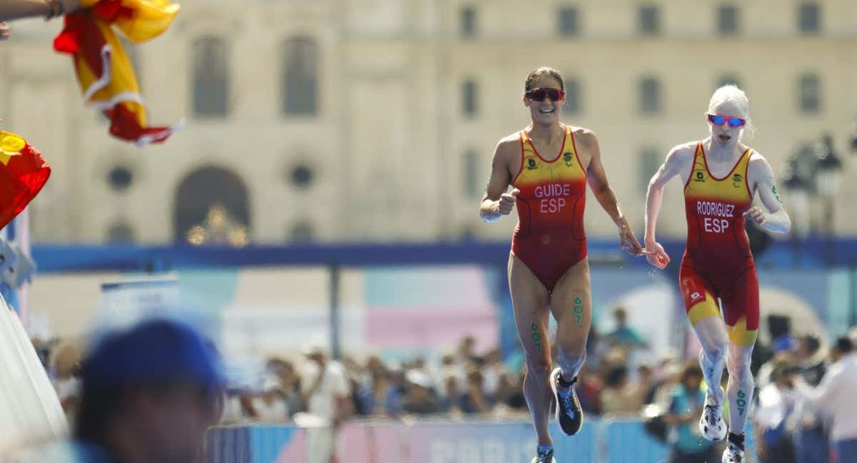 Sara Pérez y Susana Rodríguez, oro en París 2024./EFE/Javier Etxezarreta