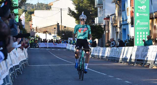 El sueño del Kern Pharma no tiene fin: victoria de Urko Berrade en la primera carrera europea del año