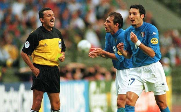 García Aranda, en un Italia-Bélgica de la Eurocopa 2000.