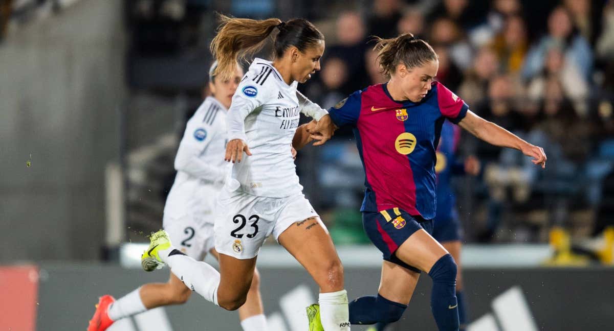 Lakrar defendiendo a Ewa Pajor. /FC BARCELONA FEMENINO