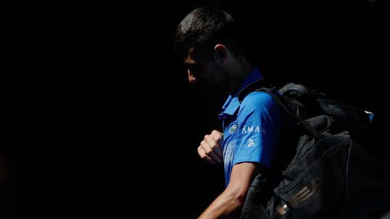 Novak Djokovic, tras abandonar la pista en semifinales del Open de Australia/Reuters