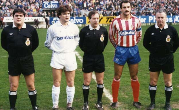 Urizar Azpitarte, en el centro, en un Sporting-Real Madrid.  AGENCIAS