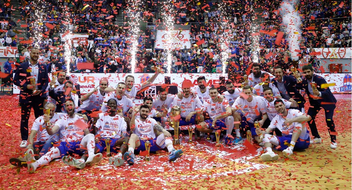 Jugadores y cuerpo técnico de San Pablo Burgos celebran el título.