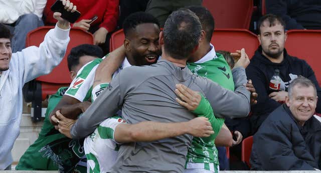 Bakambu sale de las catacumbas para revivir al Betis y darle un duro golpe al Mallorca