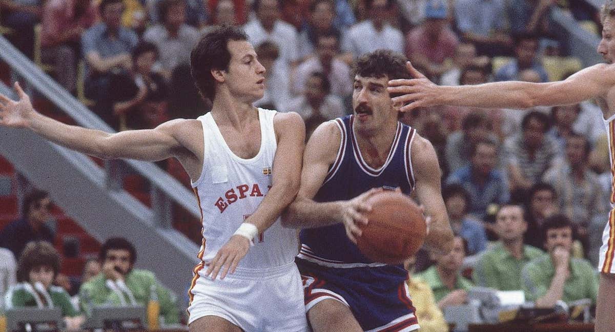 Dalipagic (d) defendido por Corbalán durante un España-Yugoslavia de los JJOO de 1980. /Rich Clarkson /Sports Illustrated via Getty Images