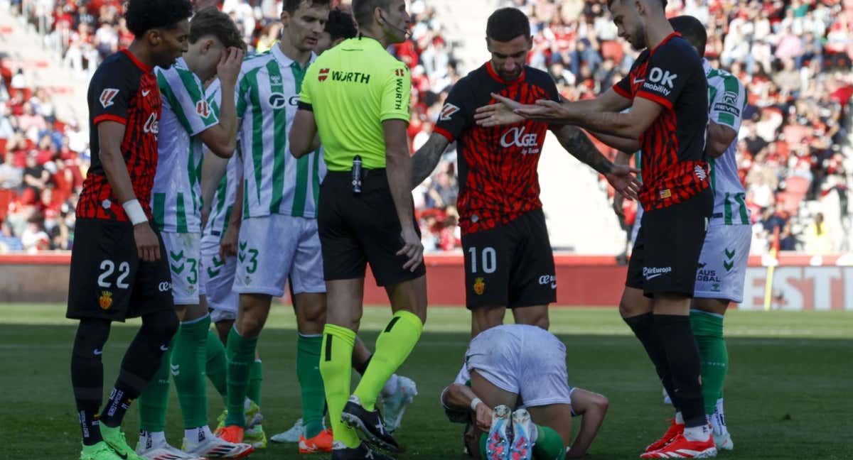 Jesús Rodríguez se duele del tobillo izquierdo tras la dura entrada de Mascarell./EFE