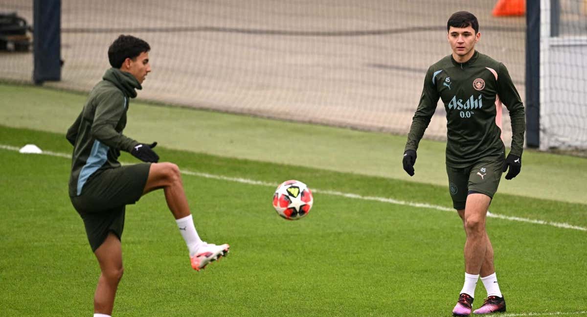 Vitor Reis y Abdukodir Khusanov, los dos nuevos centrales del Manchester City, durante un entrenamiento.