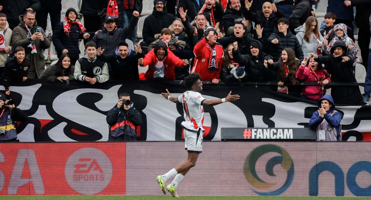 Nteka celebra con su afición los dos goles que sirvieron para remontar.