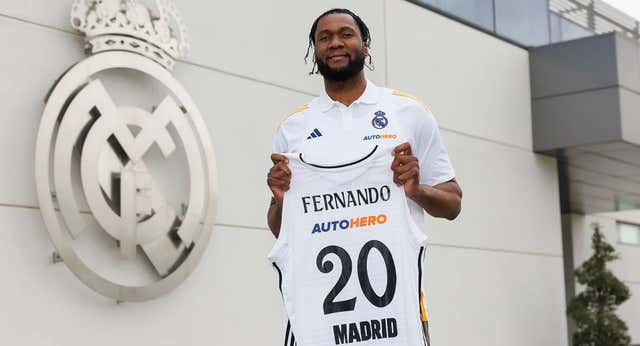 Bruno Fernando ya carga con la presión del “nostálgico” dorsal de Jaycee Carroll… no retirado por el Real Madrid:  “Jugaríamos con números por encima del 100…”