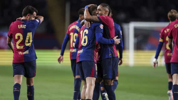 Raphinha se abraza a Fermín después de uno de sus dos goles. /EP