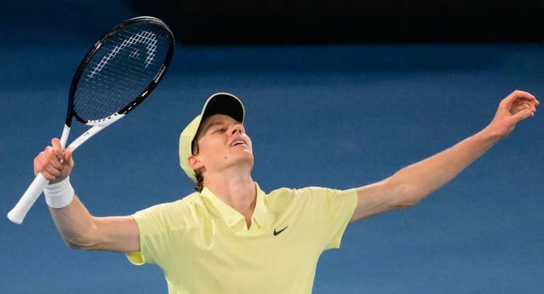 Jannik Siner celebra su triunfo en la final del Open de Australia 2025 sobre Alexander Zverev.