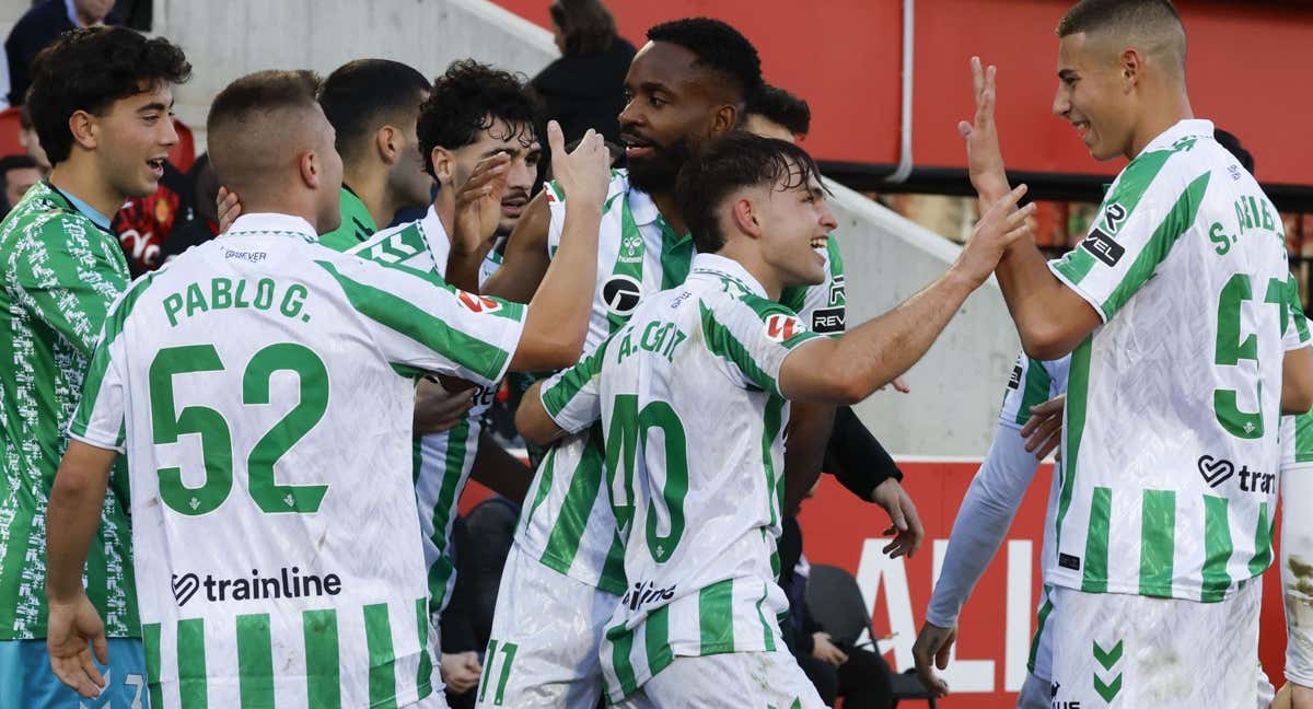 Ortiz, junto a Bakambu, celebra el gol del Betis. /EFE