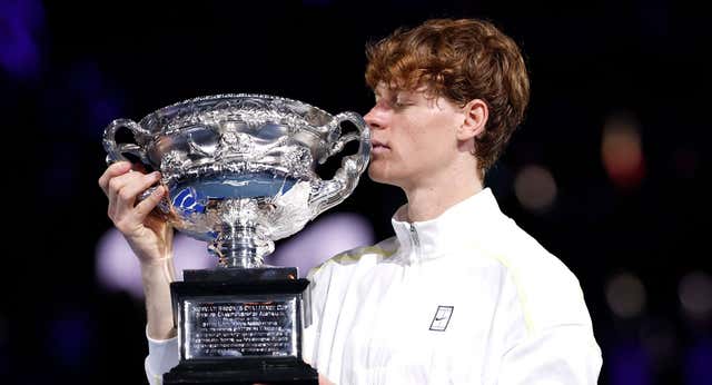 El impasible Jannik Sinner condena a Alexander Zverev y retiene la corona de Australia