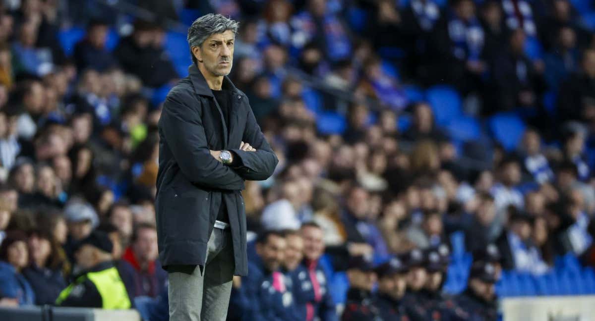 Imanol, con cara de preocupación, sigue el partido desde la distancia.