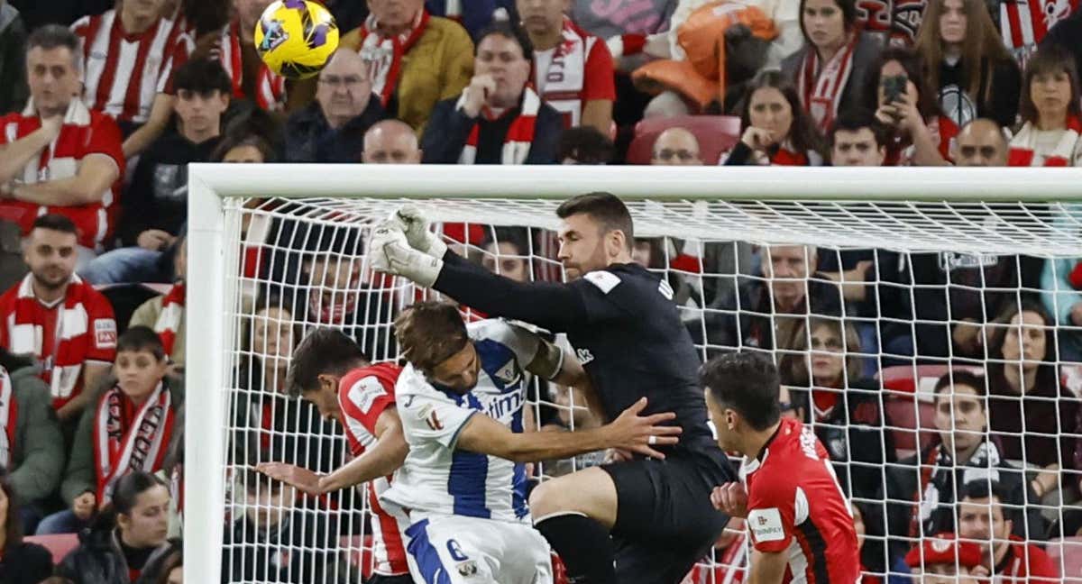 Unai Simón, en una acción durante el partido ante el Leganés.