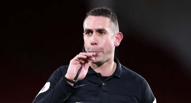 El árbitro despedido de la Premier por llamar “gilipollas” a Klopp cuenta su historia: dice que es homosexual y desvela que consumía drogas