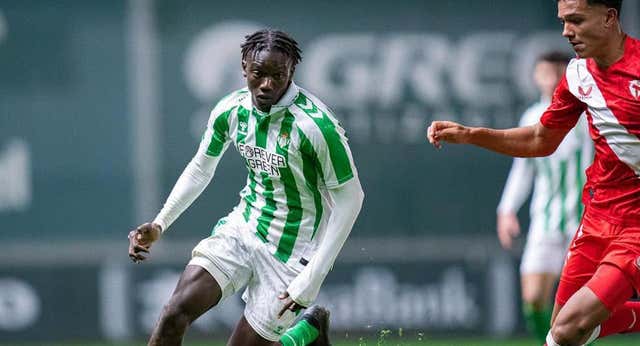 El Granada avanza con el Betis por Souleymane Faye y frena la opción de Estanis Pedrola