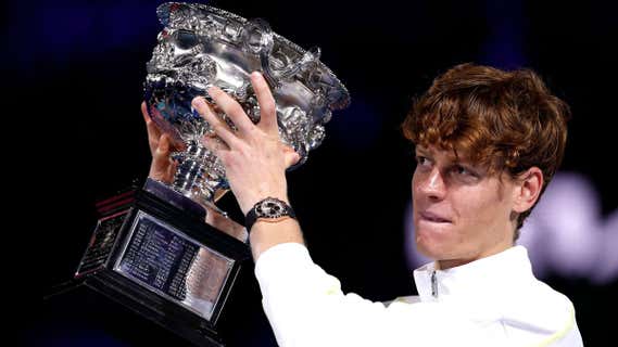 Jannik Sinner levanta la copa de campeón del Open de Australia tras derrotar a Alexander Zverev en la final. /Martin KEEP / AFP