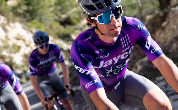 Detalle del nuevo maillot del equipo Jayco-AlUla. JAYCO-ALULA