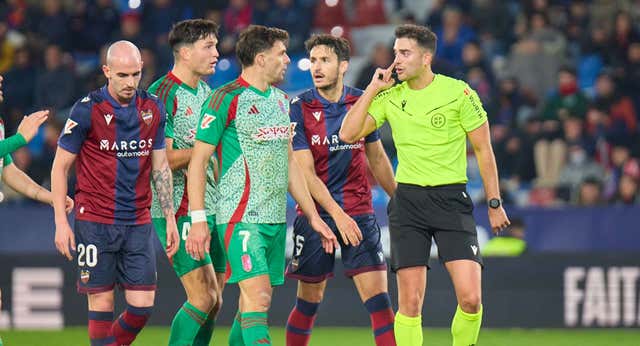 El camino que llevó al Nastic a una querella contra un árbitro: «Estaba balbuceando y con calambres ¿Por qué estaba tan nervioso?»