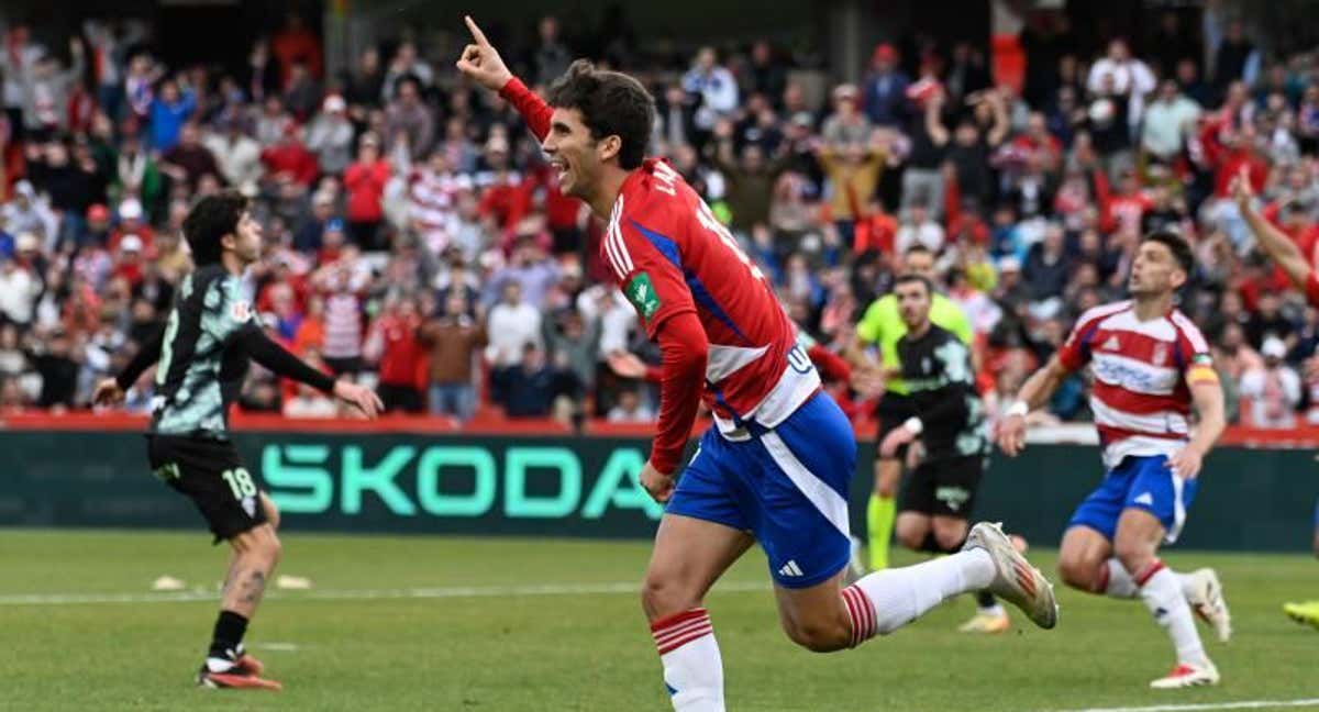 Manu Lama en su debut con el Granada. /