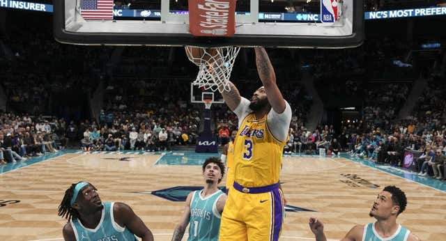 Un monstruoso Anthony Davis lanza a LeBron James mientras pide compañía en la pintura de unos Lakers al alza